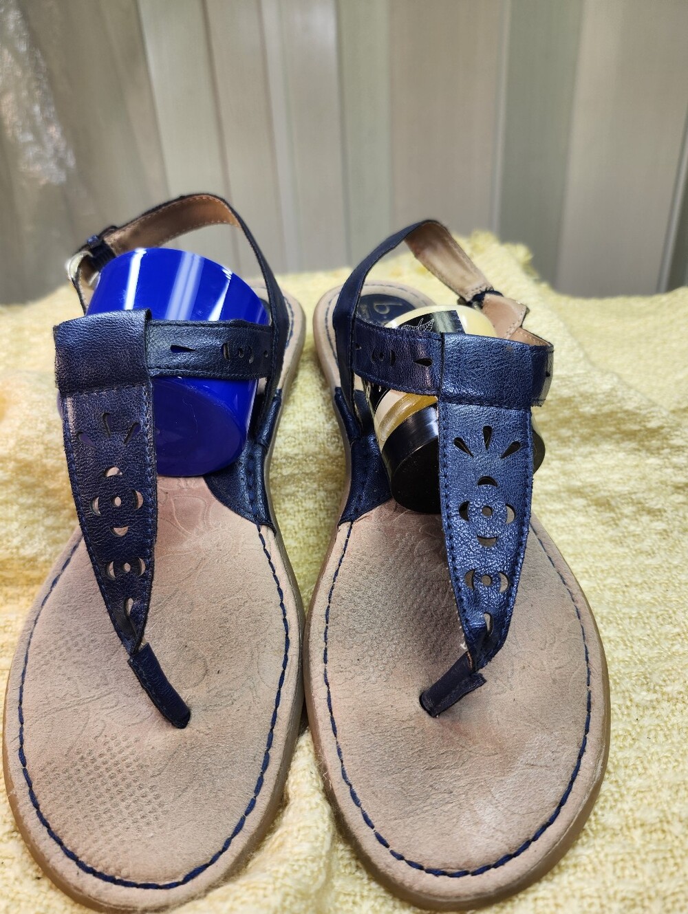 BOC  BORN SaWomen's Navy Leather T-Strap Sandals